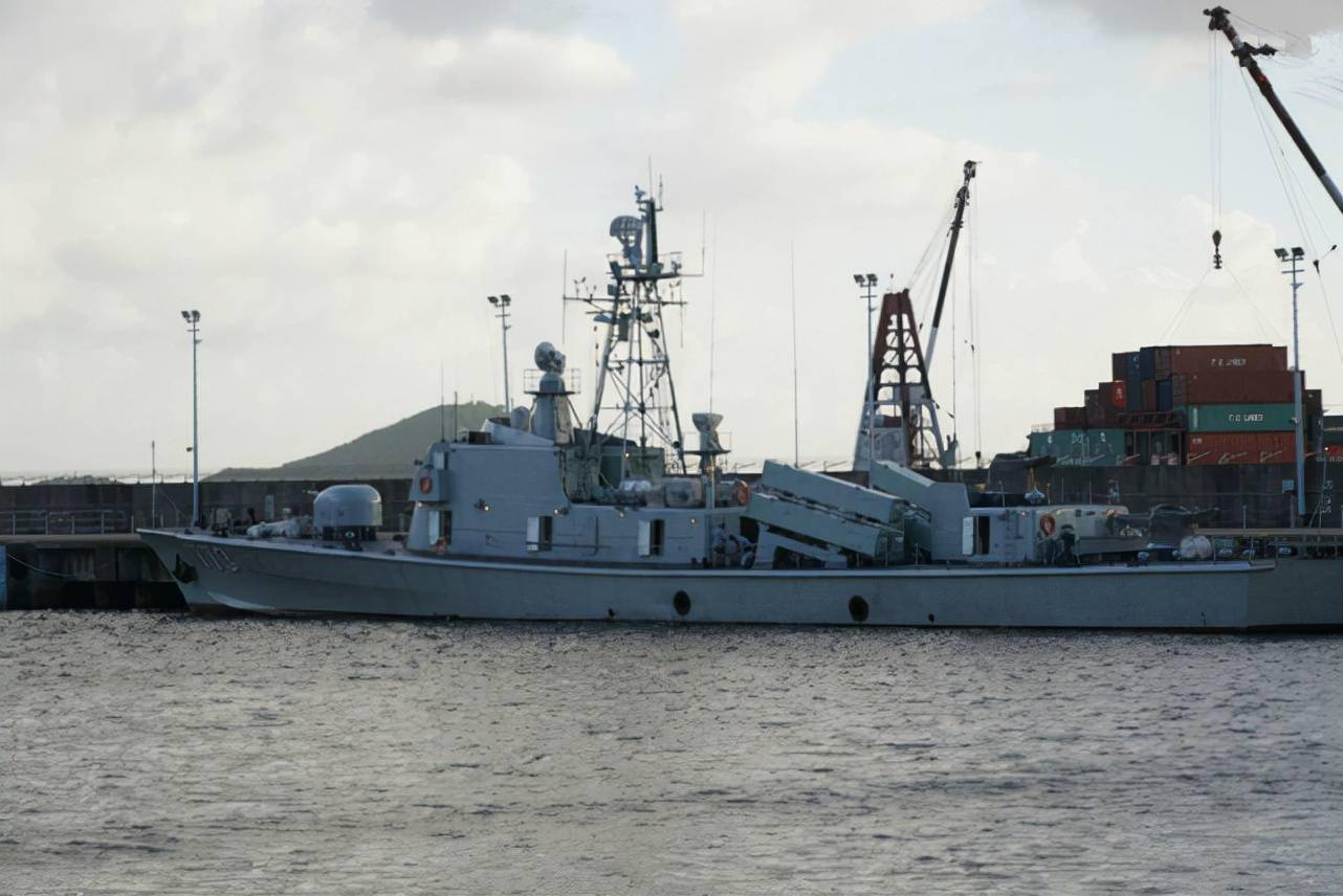 奇观功勋战艇过颍河闸阜阳人挥舞五星红旗这就是爱国主义