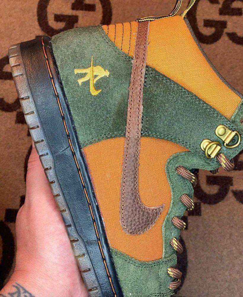 Nike 割韭菜配色 ！？新联名 Nike SB Dunk Hi 实物曝光！