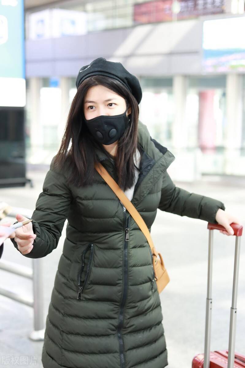 陈妍希,好像瘦了呢?这次机场街拍演绎绿色羽绒服穿搭,温暖时髦
