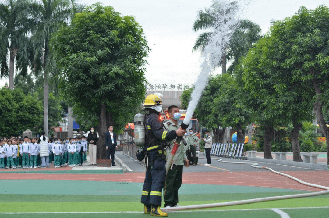 今天消防车开进了华洲实验学校,原来是
