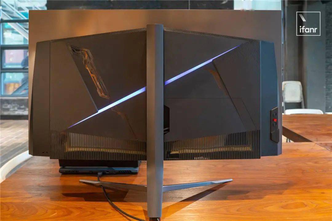 创维 G90 显示器体验：售价近万元，但居然挺有性价比？