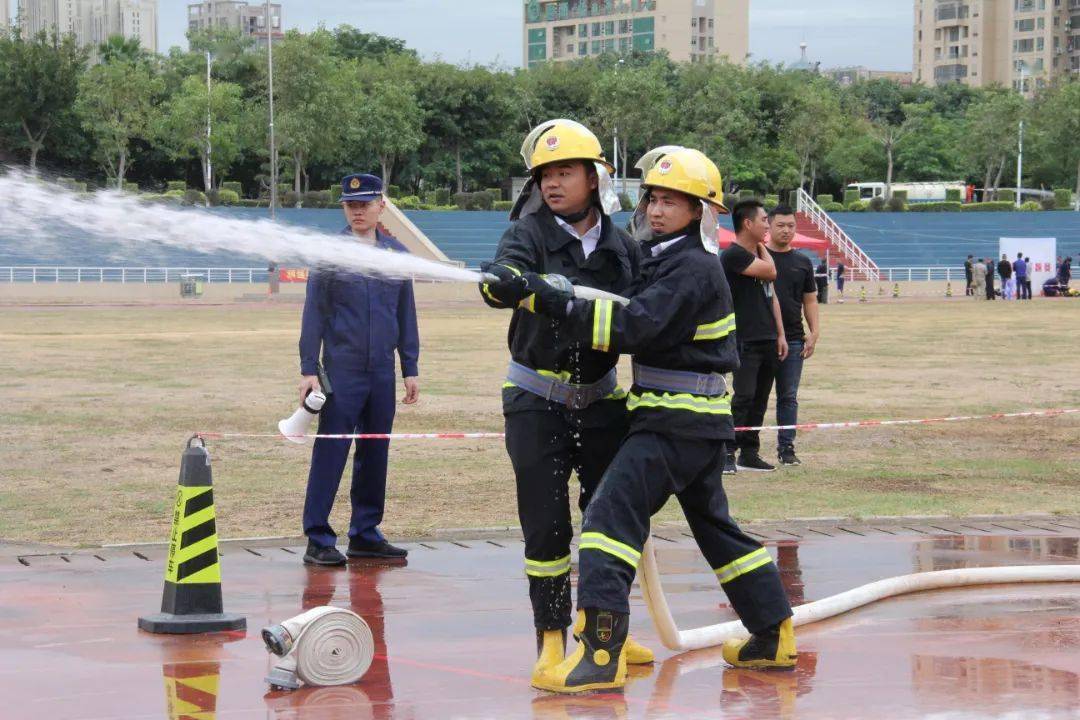 单兵综合操赛场上见分晓荣誉时刻比武竞赛结束后区政府吕培勤副区长