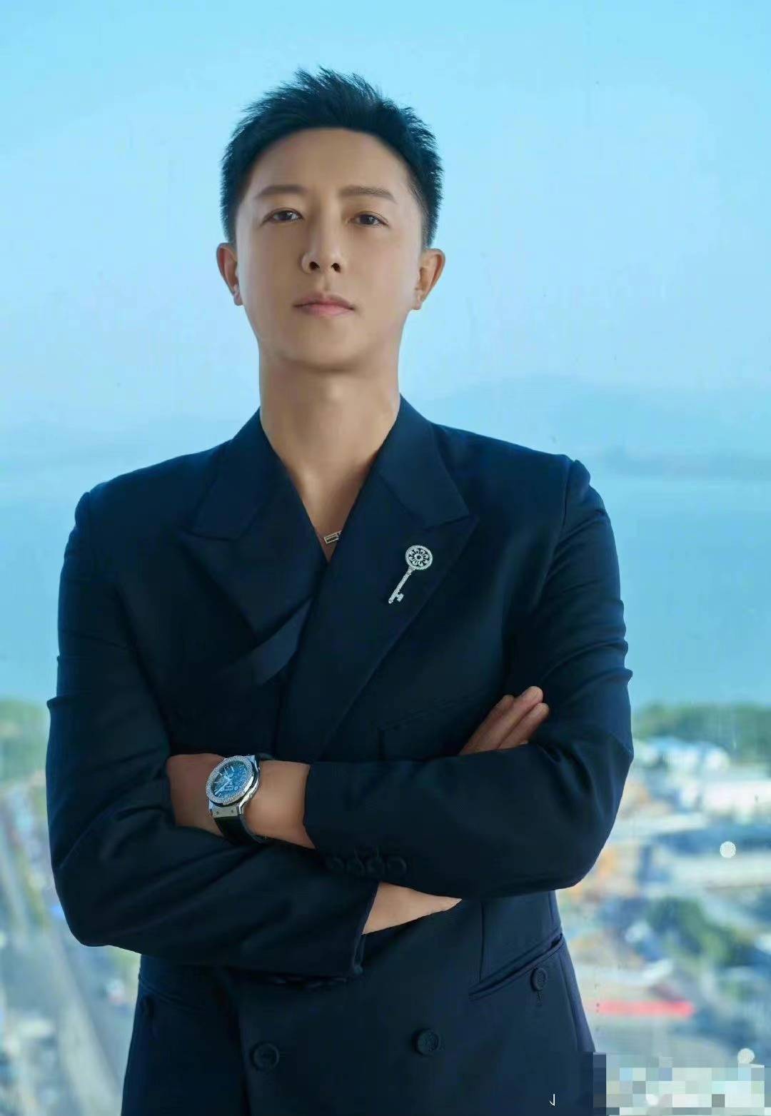 小腹韩庚夫妇牵手走红毯，甜蜜互动，卢靖珊小腹凸起，网友：孕相十足？