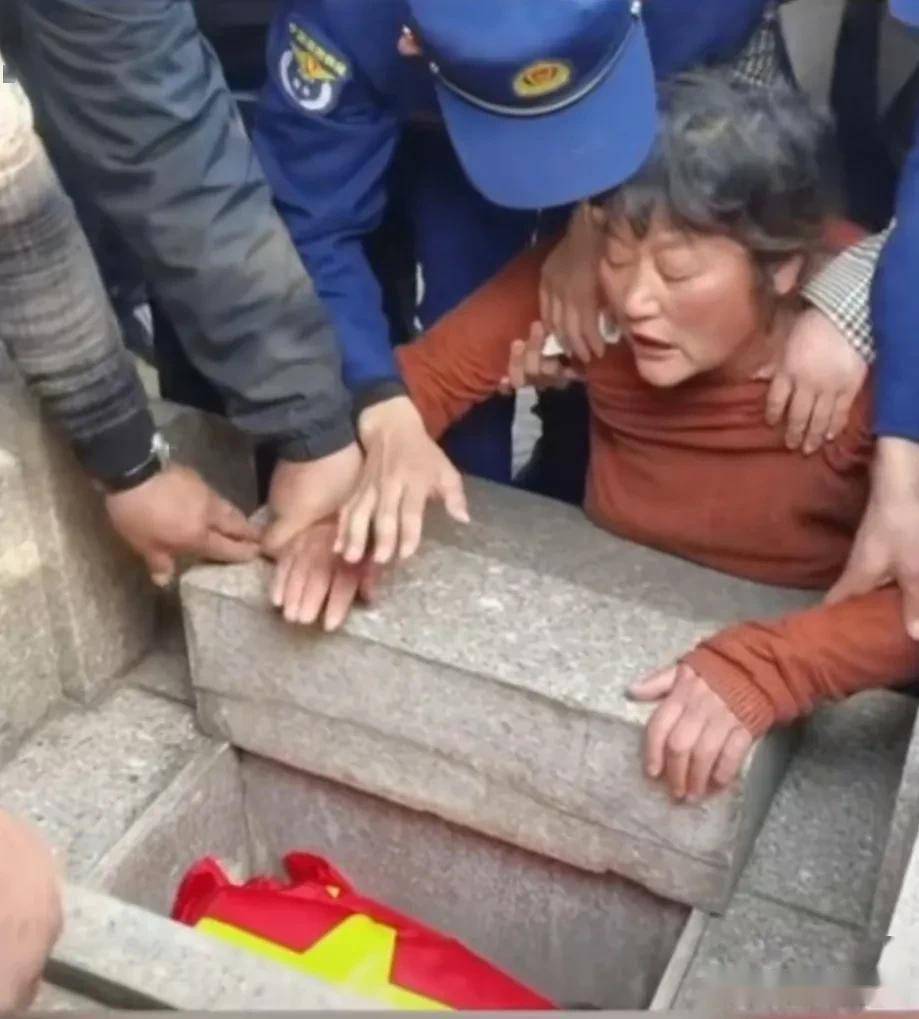 安徽消防员飞身救人牺牲 10岁妹妹手捧哥哥遗像送别 父母悲痛欲绝