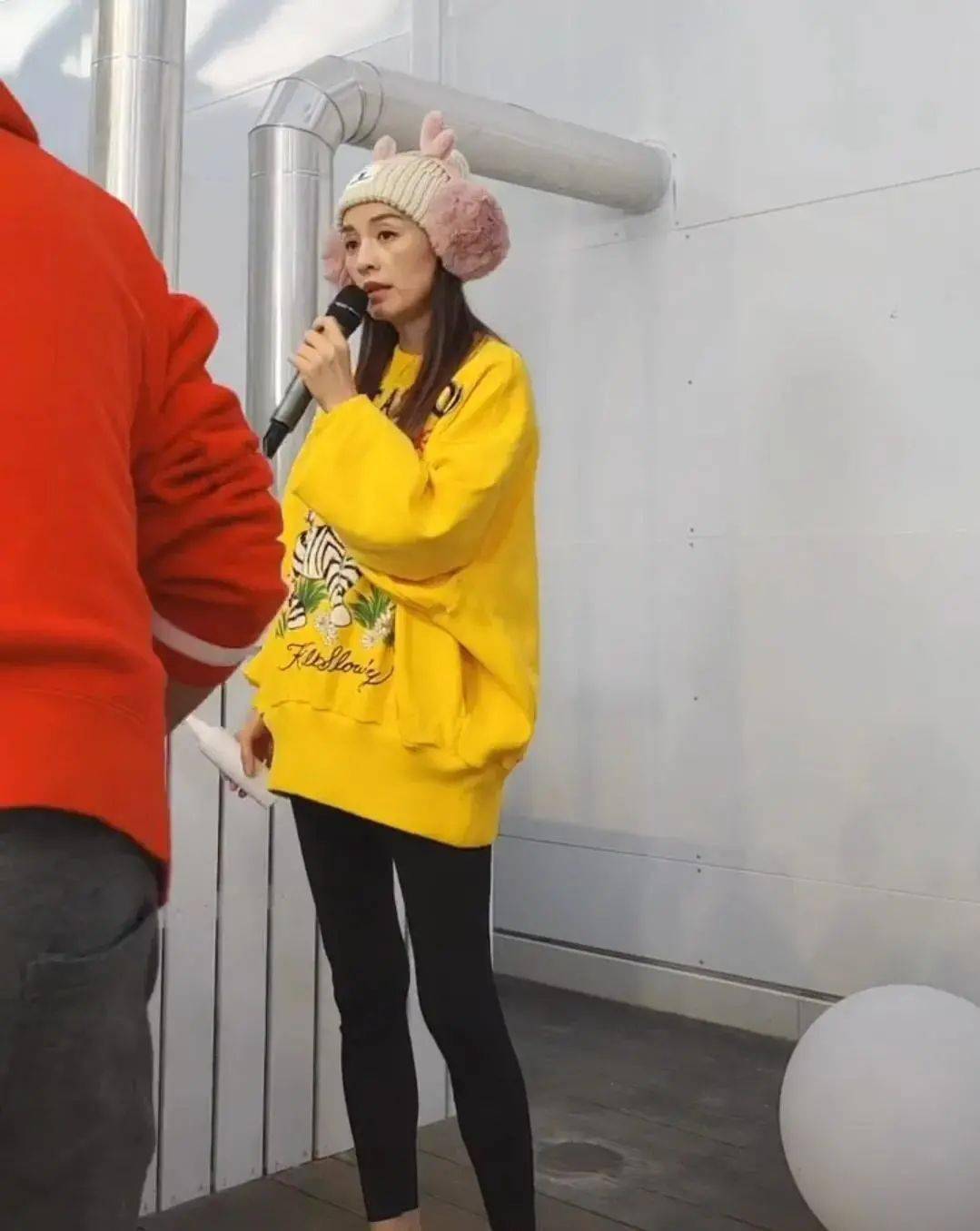 张庭素颜还没普通人漂亮,满脸憔悴还很黑,明星都是包装的年轻!_卫衣