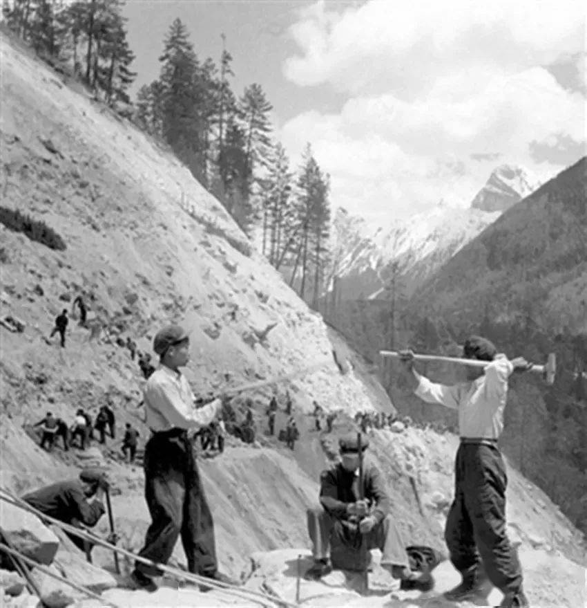 修筑公路拉萨河大桥桥头,公路通车仪式修路前后持续4年多,战士们因为