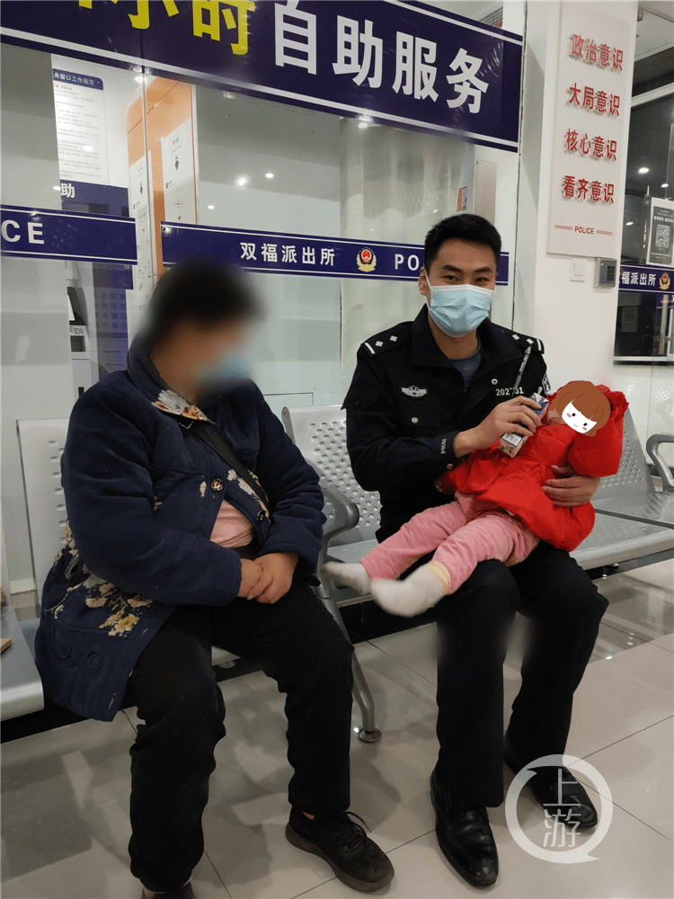 女子背着婴儿走进派出所民警当起 临时奶爸
