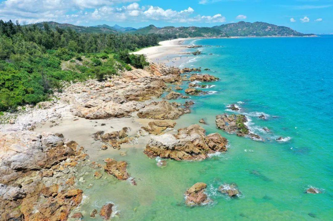 狮子岛海岸线徒步攀礁石走沙滩踏浪戏水捡贝壳