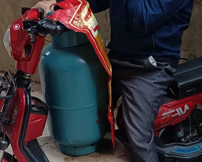 惠州瓶装燃气乱象调查 :粮油店卖燃气,旧瓶换新价差30元