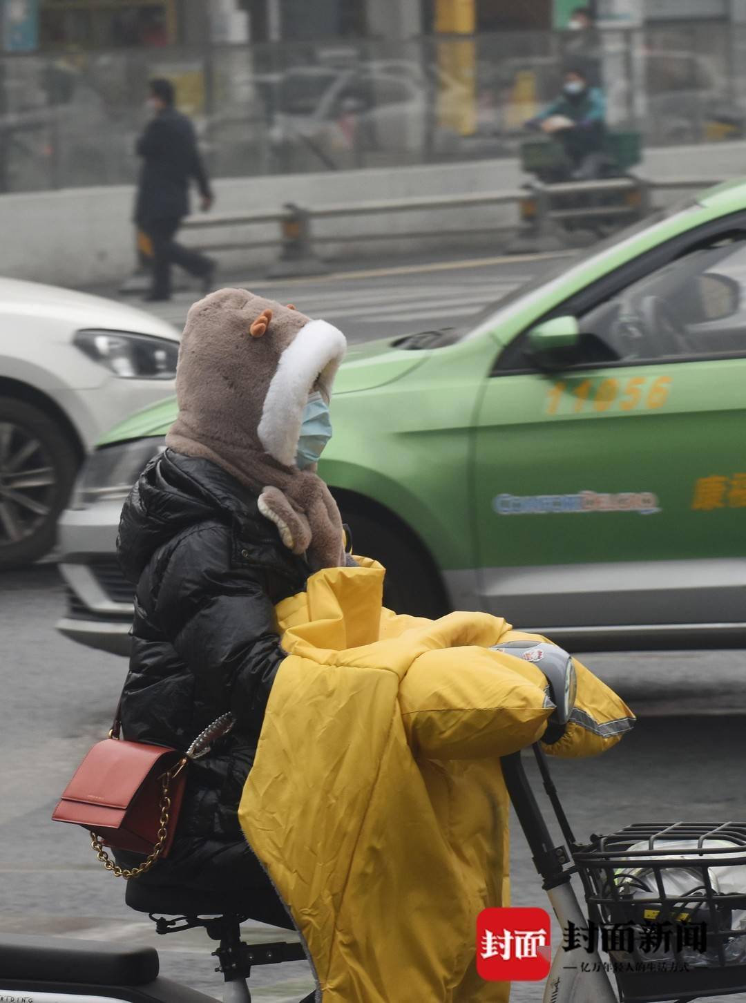 成都提前入冬 街头市民全副武装迎接早到的冬天