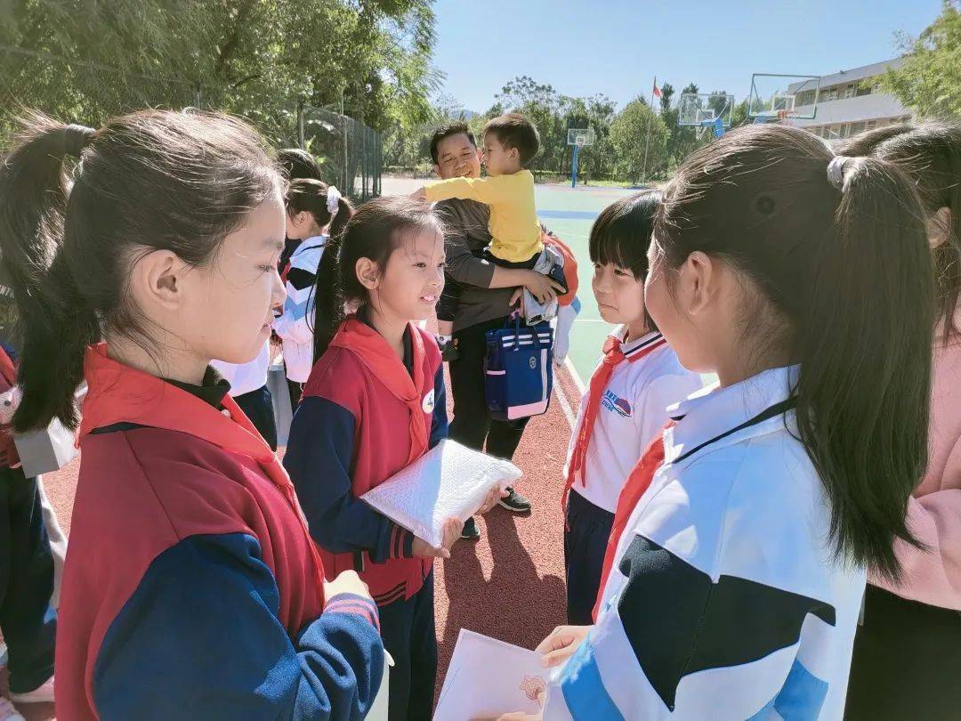 惠州市东湖双语学校红领巾牵手活动暨红领巾爱劳动活动_少先队员