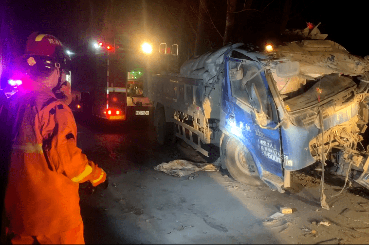 河南驻马店:疲劳驾驶酿车祸 消防紧急救援