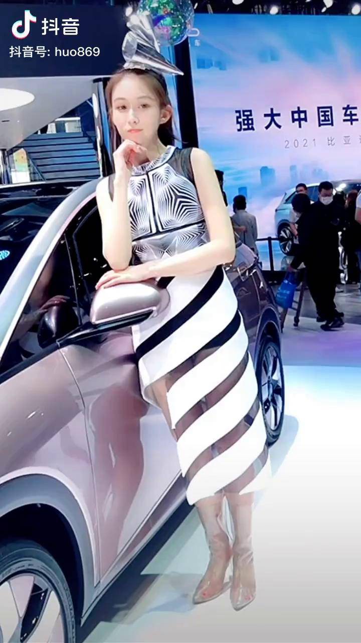 刘婷小姐姐站车现场最美车模刘婷车展现场最美车模美女女神车模小姐姐