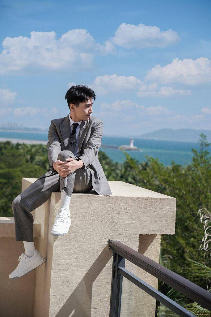 赵又廷灰蓝双色西装帅气绅士 侧颜温暖治愈气质温文尔雅