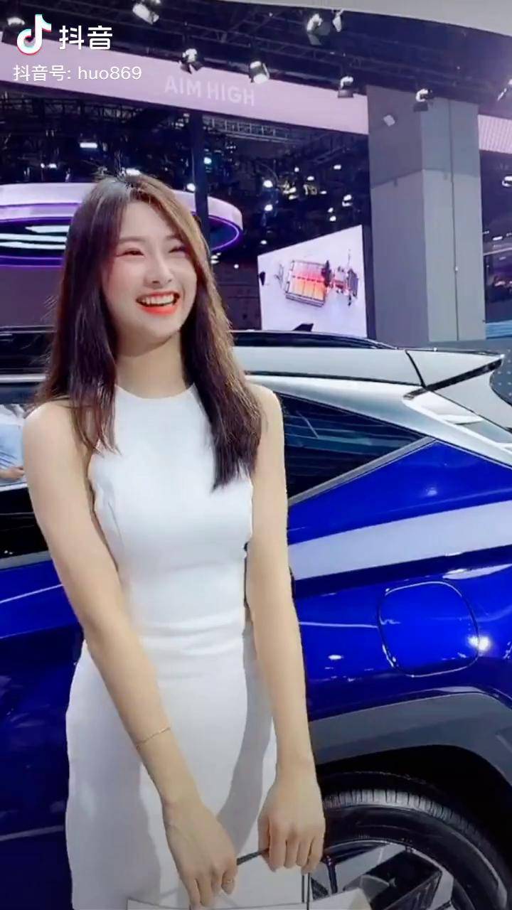 收到禮物了,真開心.最美車模蘇寧 車模小姐姐 車展現場 美女 女神