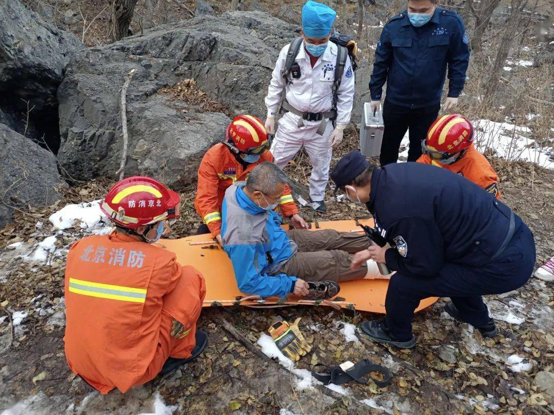 男子上山取水不慎腳骨折 消防隊員暖心救援