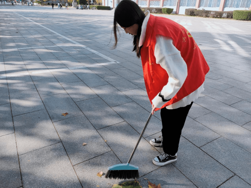 团日活动工商管理学院2020级智慧工商管理二班举办落叶清扫美化校园