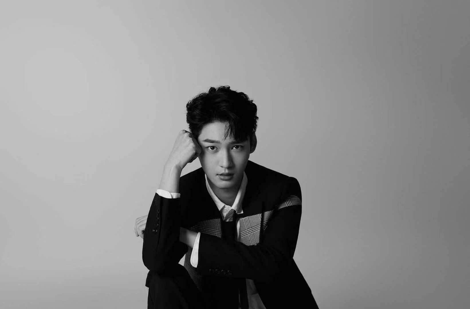 这次大片风格颠覆了付伟伦以往作品中给人们留下的痞帅活泼的印象