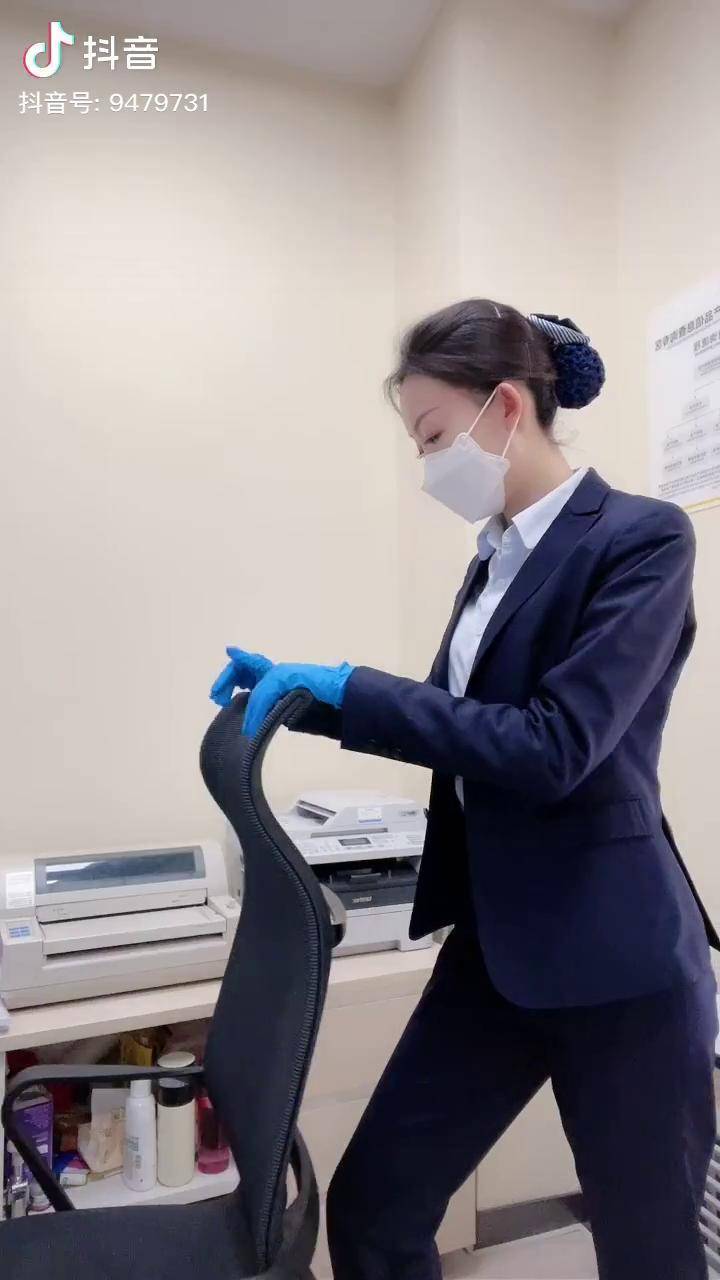 这个风格可能不太适合我笑场了银行小姐姐一本正经瞎跳