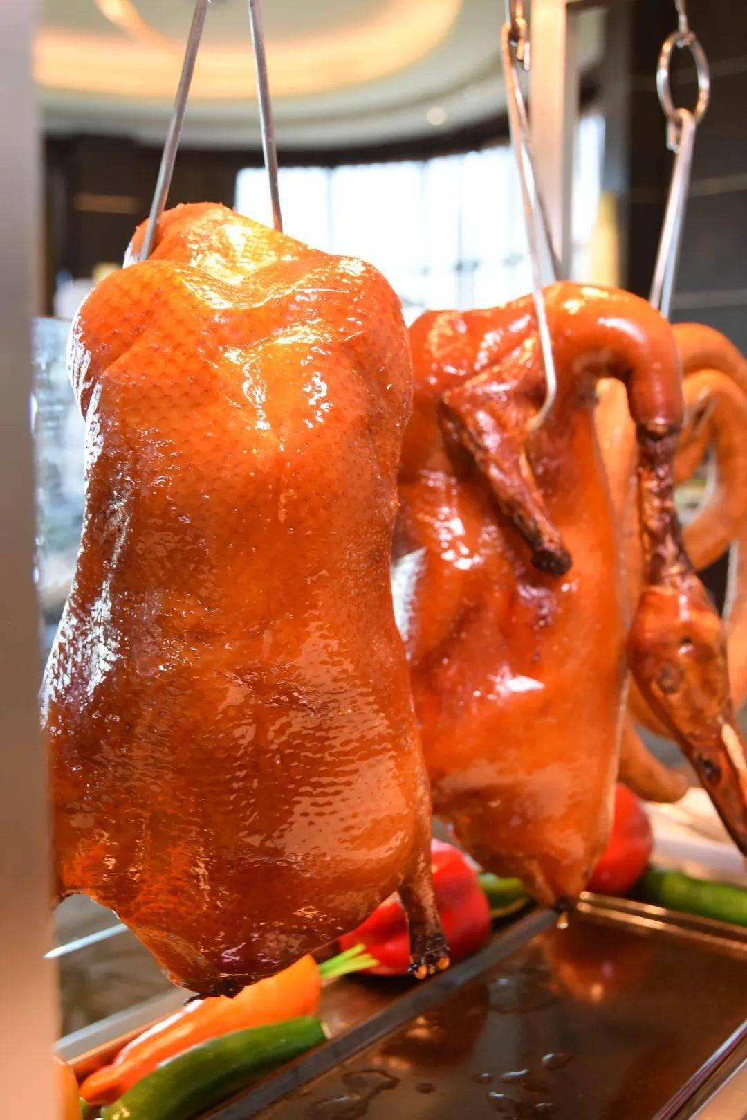 本次自助档口的烤鸭大有来头,刚到餐厅小编目光便移不开这金灿灿的