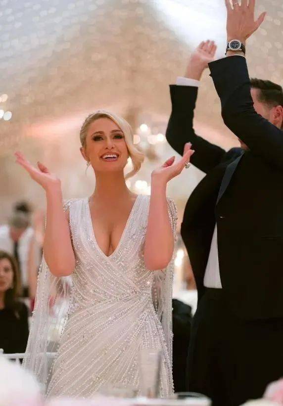 父亲惊天大反转！作了40年的名媛鼻祖刚大婚完，老公就被曝丑闻...