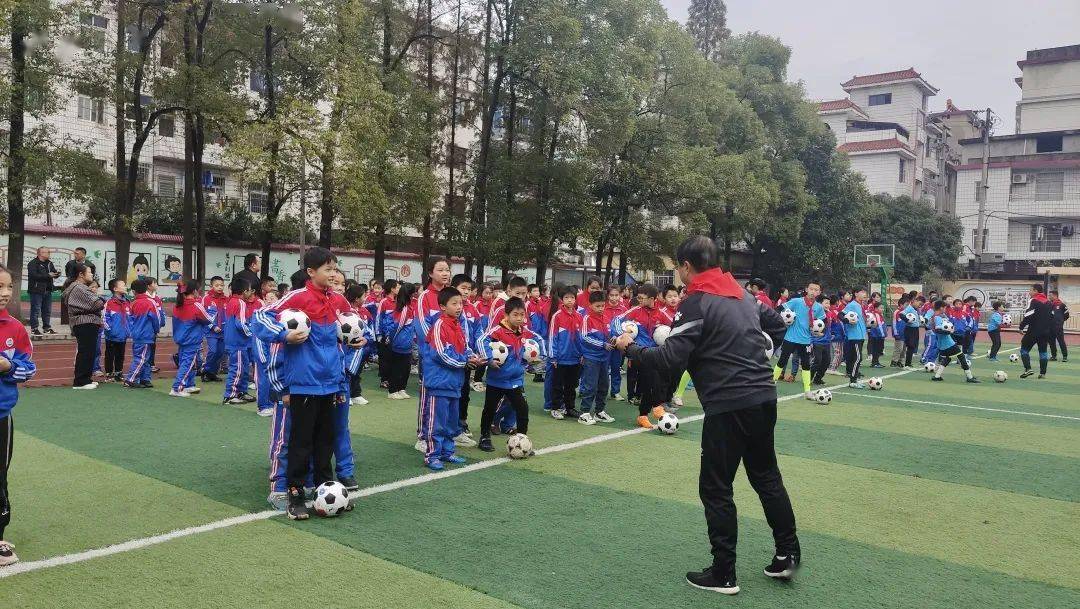 梦想——"奔跑吧,赣鄱少年"足球公益行第三站走进江西省萍乡北桥小学