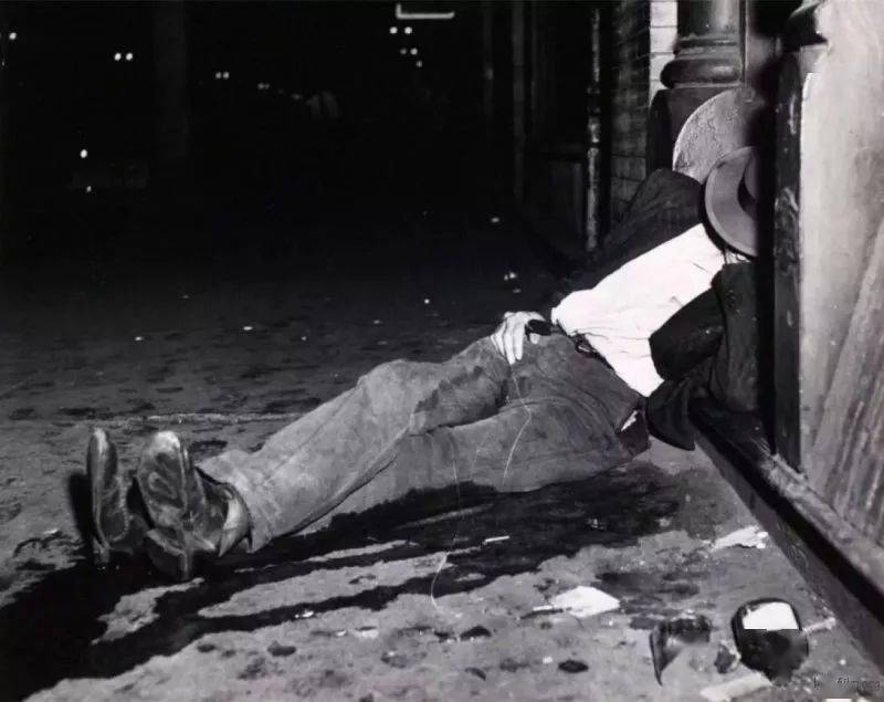 他是这一切画面里的主角,用相机来记录一般人所不知道的城市黑暗面