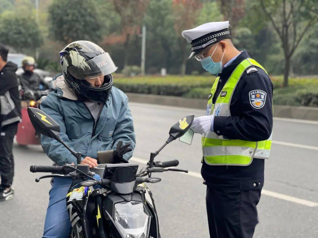 骑车带人带头盔图片图片