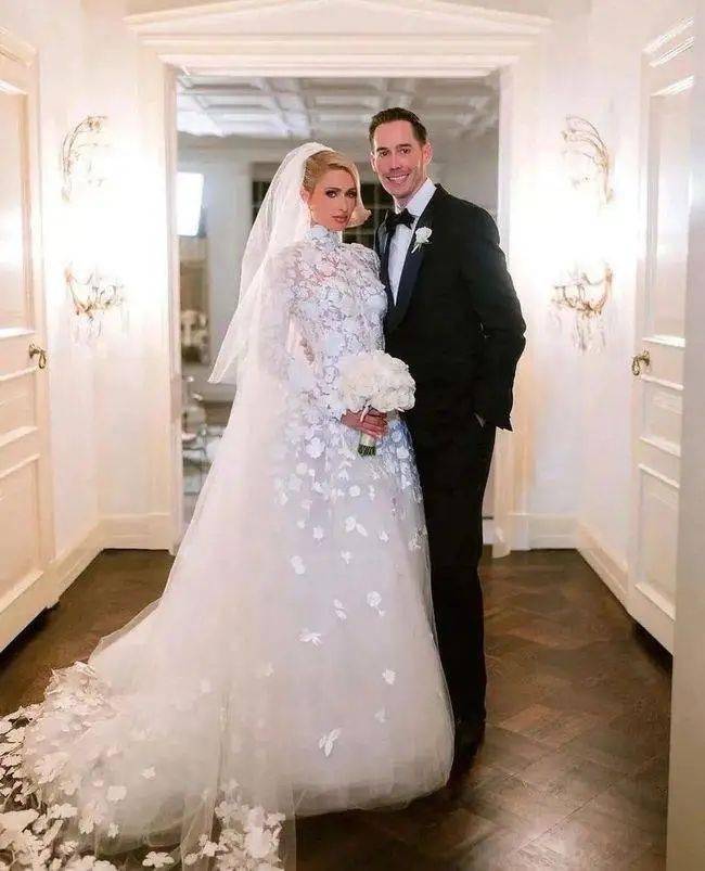 父亲惊天大反转！作了40年的名媛鼻祖刚大婚完，老公就被曝丑闻...