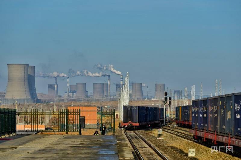 戈壁煤海中的重要运输枢纽准东火车站,扩能后每天有70列煤炭列车到达