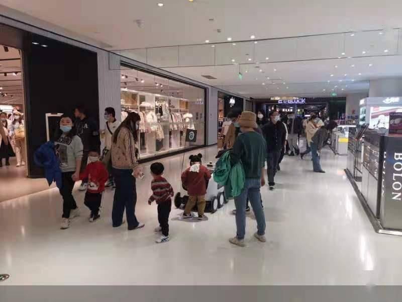 我们的数字新生活|机器人替代推销员、门店与网店并存 商场数字化有本“生意经”