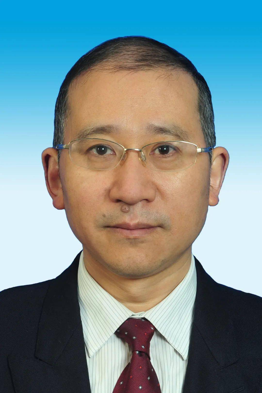 党校研究生,工程硕士,中共党员,现任巴中市委常委,常务副市长