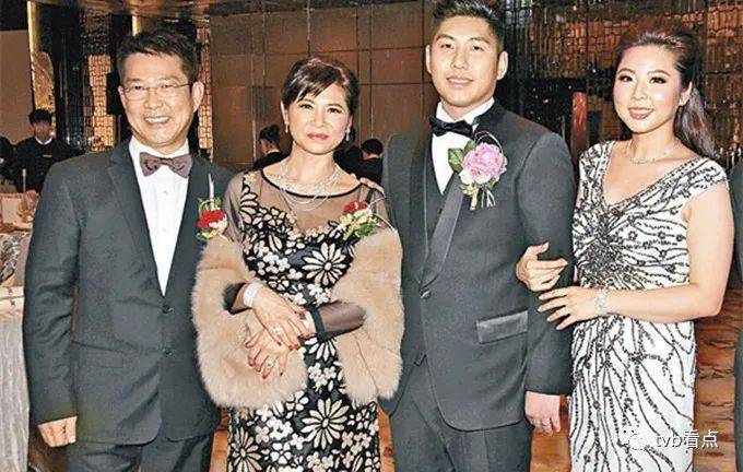 64岁元彪与梁家仁聚会,喝到满脸通红太尽兴,住亿元豪宅生活富贵