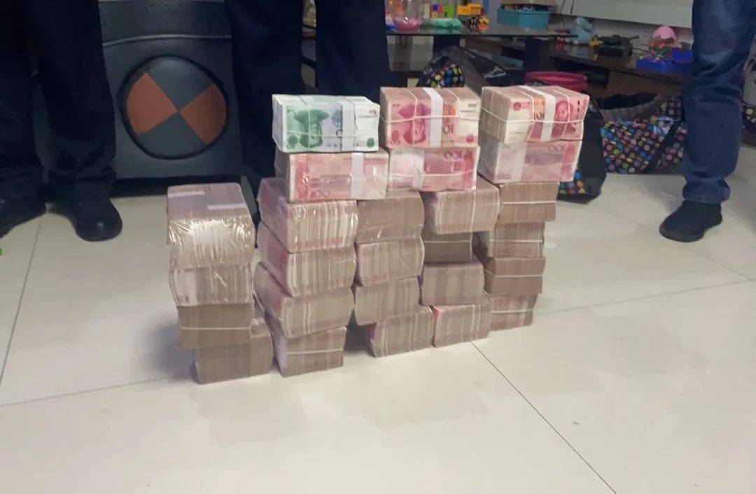 鄂州男子家中搜出300多万现金.