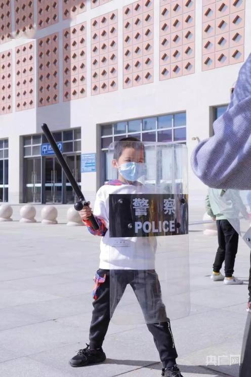 萌娃走进巡特警大队 感受别样“警”彩