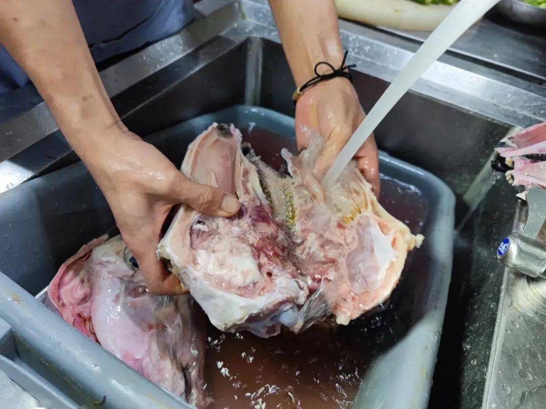 图:切开的羊头清洗是烹饪的第一步,羊头去毛去皮后,从中间一分为二.