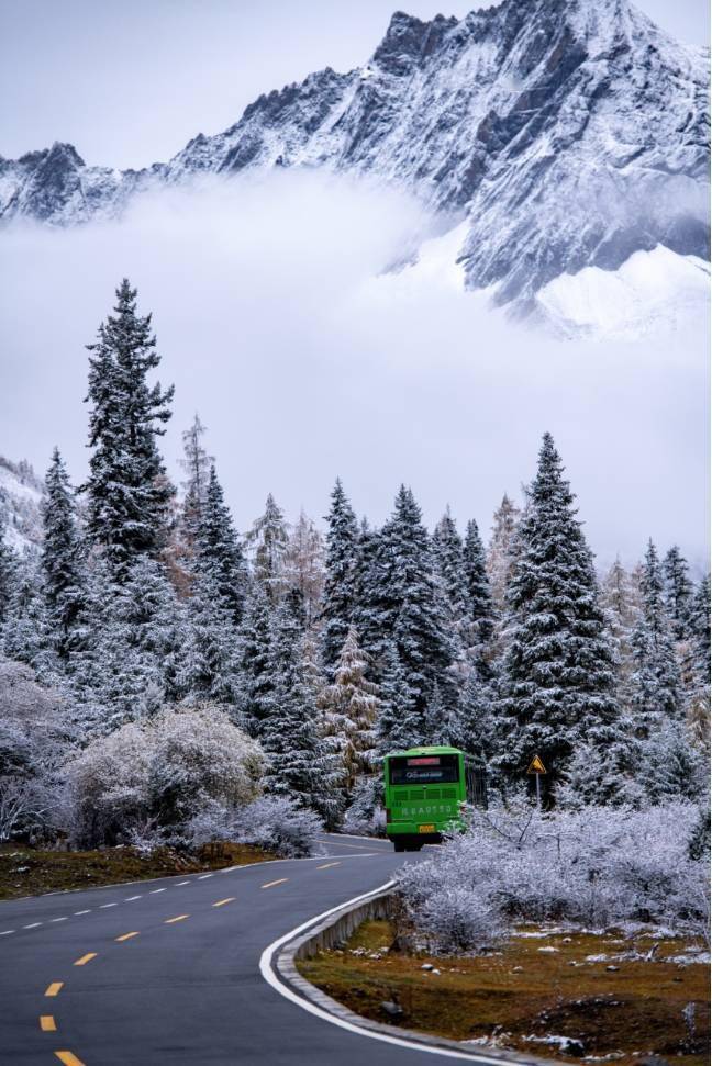 显得|四姑娘山，今天换上了“混搭”彩色新衣