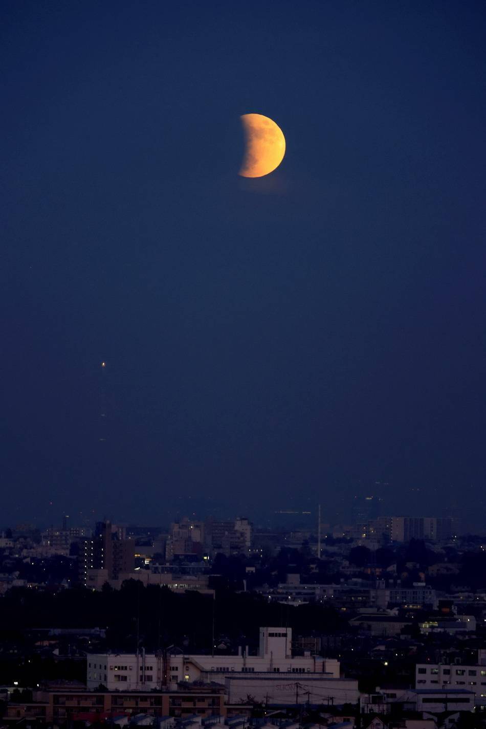 城事丨别再错过了！本世纪最长月偏食全球美图大放送