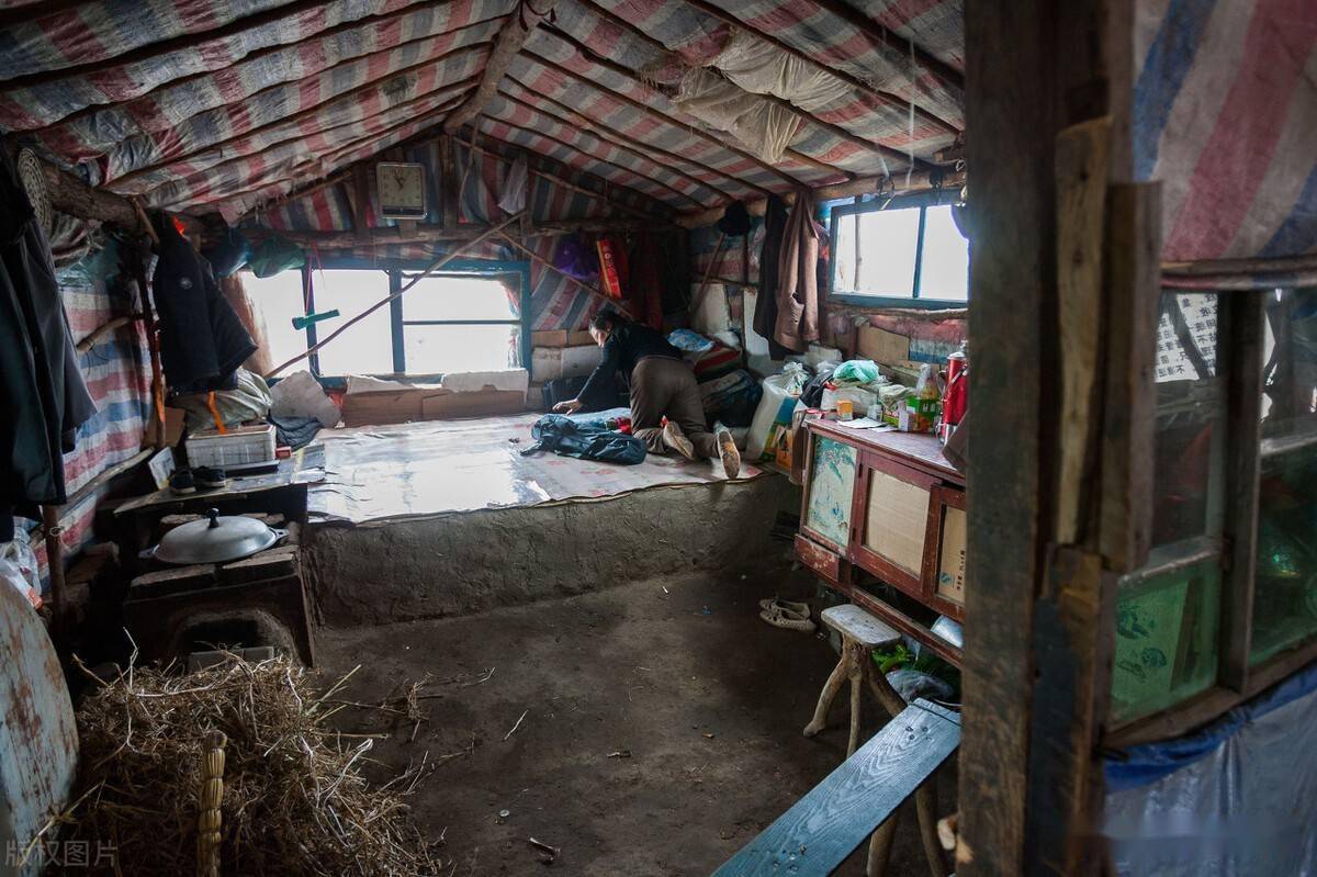 若是无太阳的时候天气寒冷,便一家人猫在地窨子里,坐在炕头上男人打牌