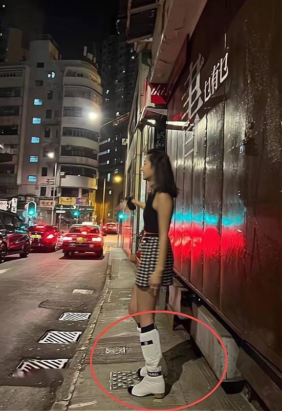 女儿陈奕迅17岁女儿近照，身材好气质佳，一双美腿太吸睛，网友直呼快出道