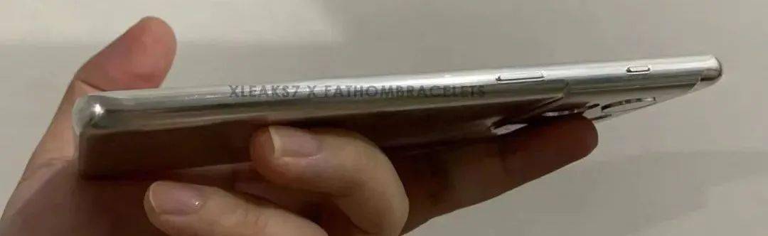 【旗舰】一加10Pro原型机上手照 后置模组极具辨识度