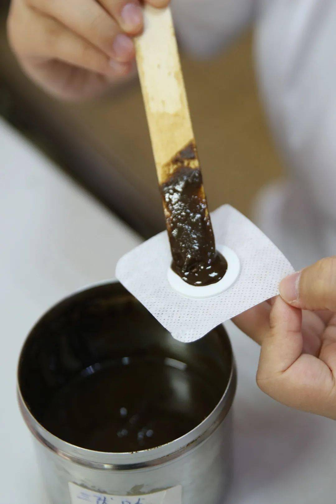 药贴展示"三九"即为二十四节气"冬至"后的三个九天,在节令上为"大寒"