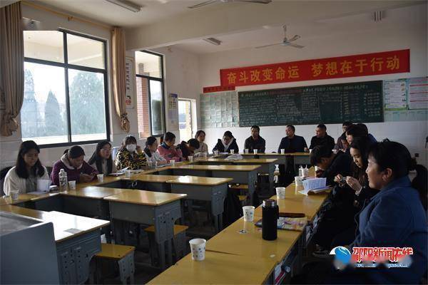 班级|隆回县花门街道曾家坳中学召开优秀班主任经验交流会