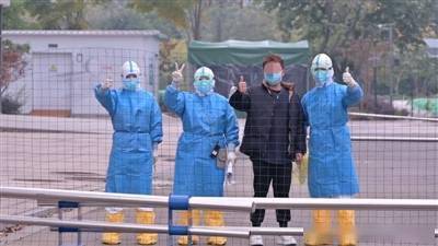 疫情|首个治愈者出院