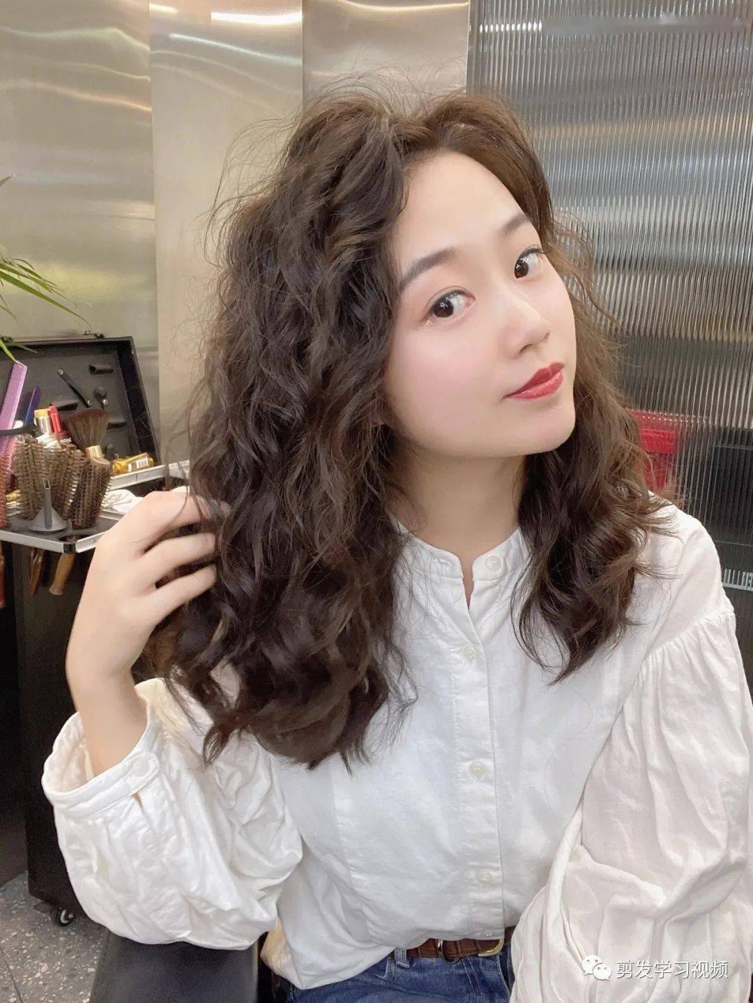 中长发烫发发型搭配上偏分八字烫卷长刘海完美修饰你的高颧骨外层的