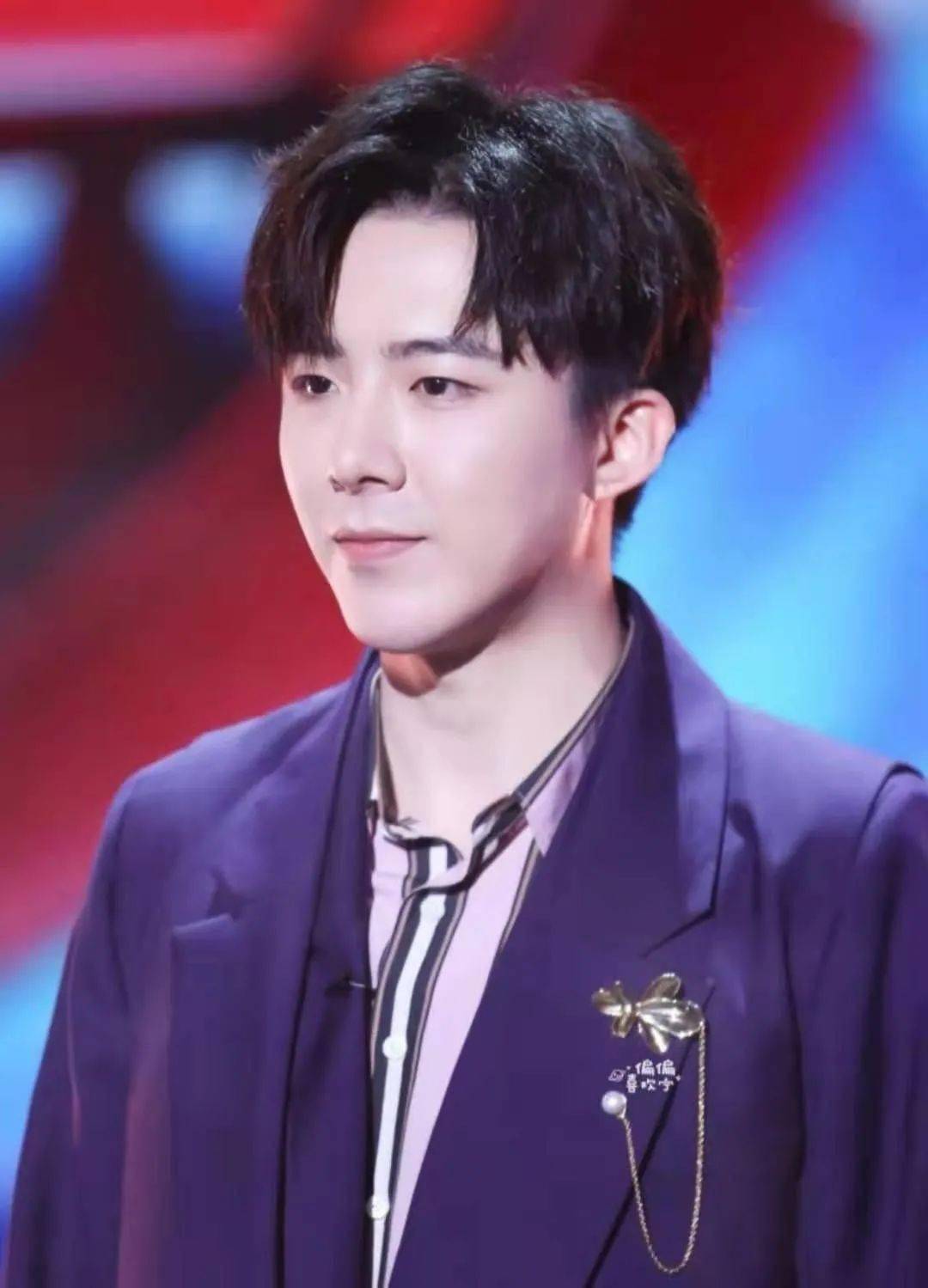 这三个人一拍即合,成立了"摩登兄弟"乐队,而刘宇宁则担任乐队中的主唱