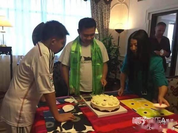 八卦爆料|还记得金星领养的三个孩子吗？他们已经长这么大了！