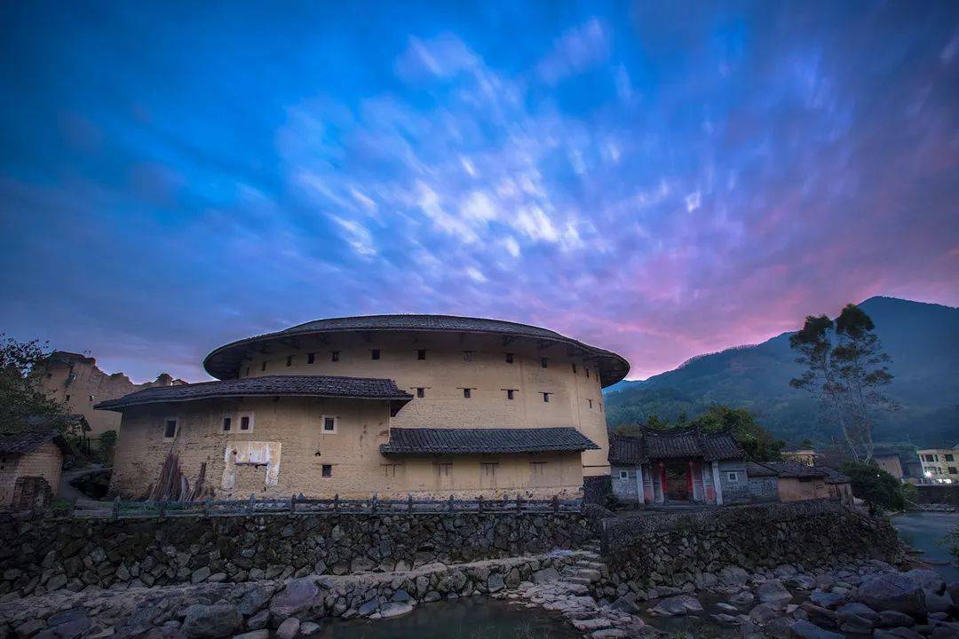 福建土楼(永定景区,包括"三群两楼"即初溪土楼群的集庆楼,庚庆楼,绳