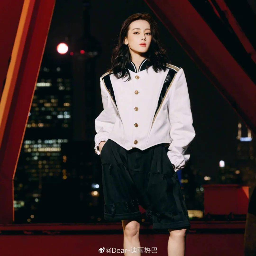 出圈淡妆秀场图也能出圈？真不愧是你迪丽热巴