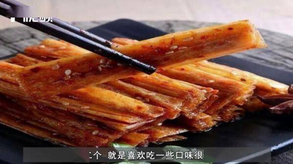 女生|女大学生一次吃太多辣条后肠穿孔，医生提醒这类食物要少吃